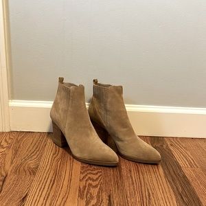 Marc Fisher Alva pointy toe bootie size 9 1/2 Suede light beige with block heel